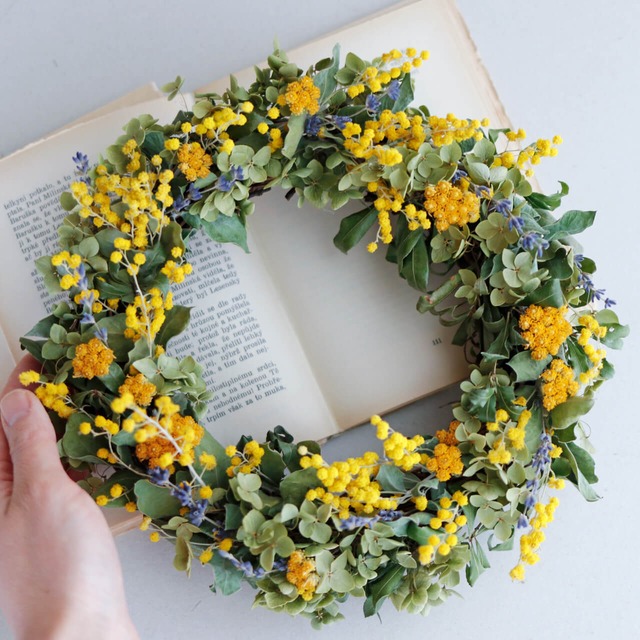 【 数量限定 約直径24cm】富良野ラベンダーとミモザのリース ＊ フラワーリース ドライフラワー 北欧インテリア 開店祝い 誕生日 ギフト ナチュラル かわいい ボタニカル おしゃれ 春色 母の日 バレンタインデー