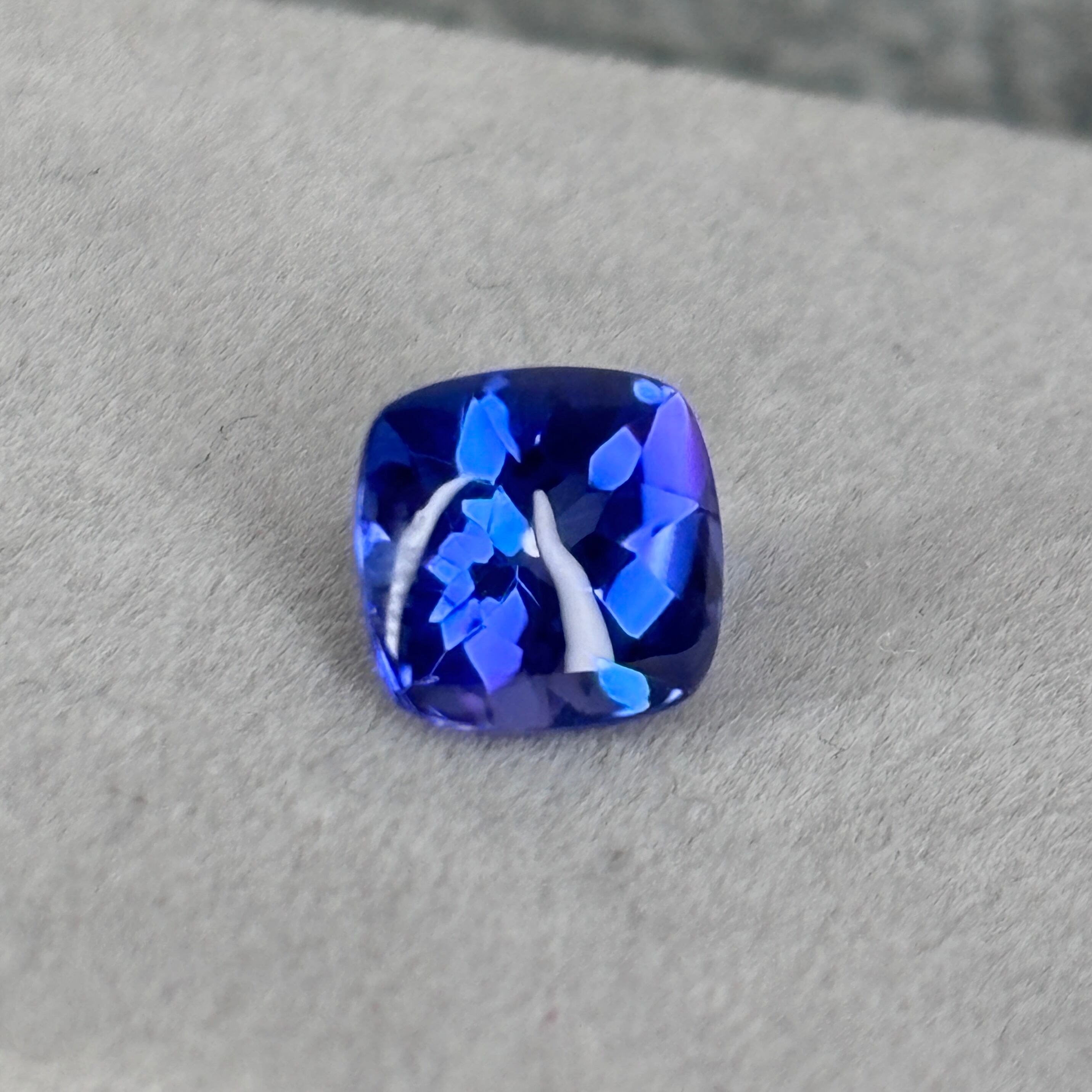 バフトップでぷるぷるなタンザナイト 1.38ct | EnMedel 〔 宝石ルース