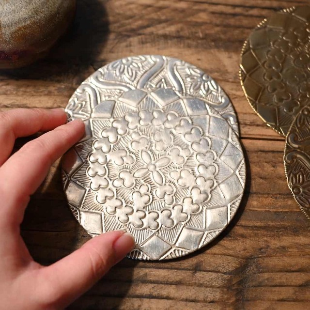 【 11/6 再入荷 】インドの真鍮コースター シルバーA｜丸型 インテリア 雑貨店