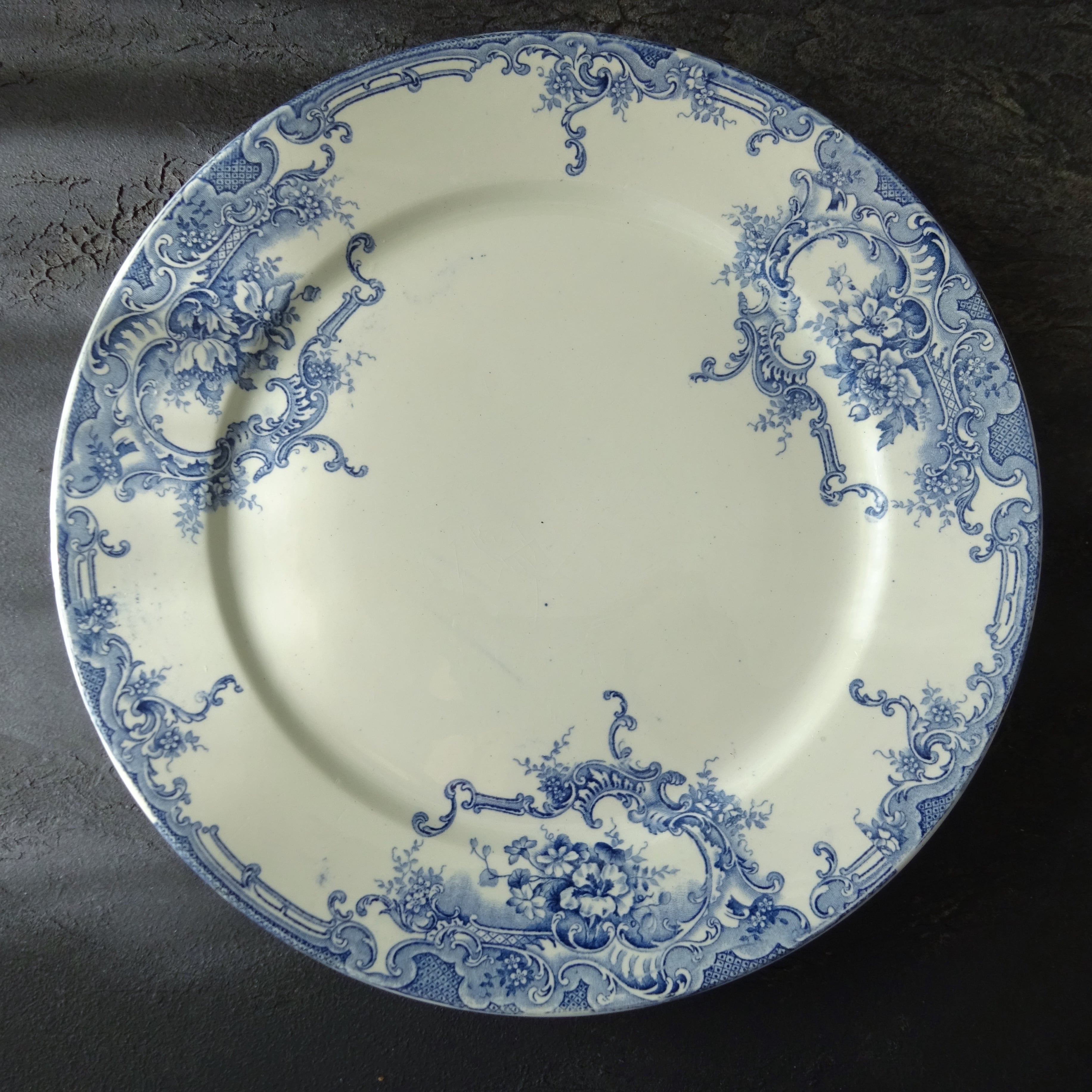 BFK Boch Frères Keramis  modèle《DAUPHIN》assiette plate (C)