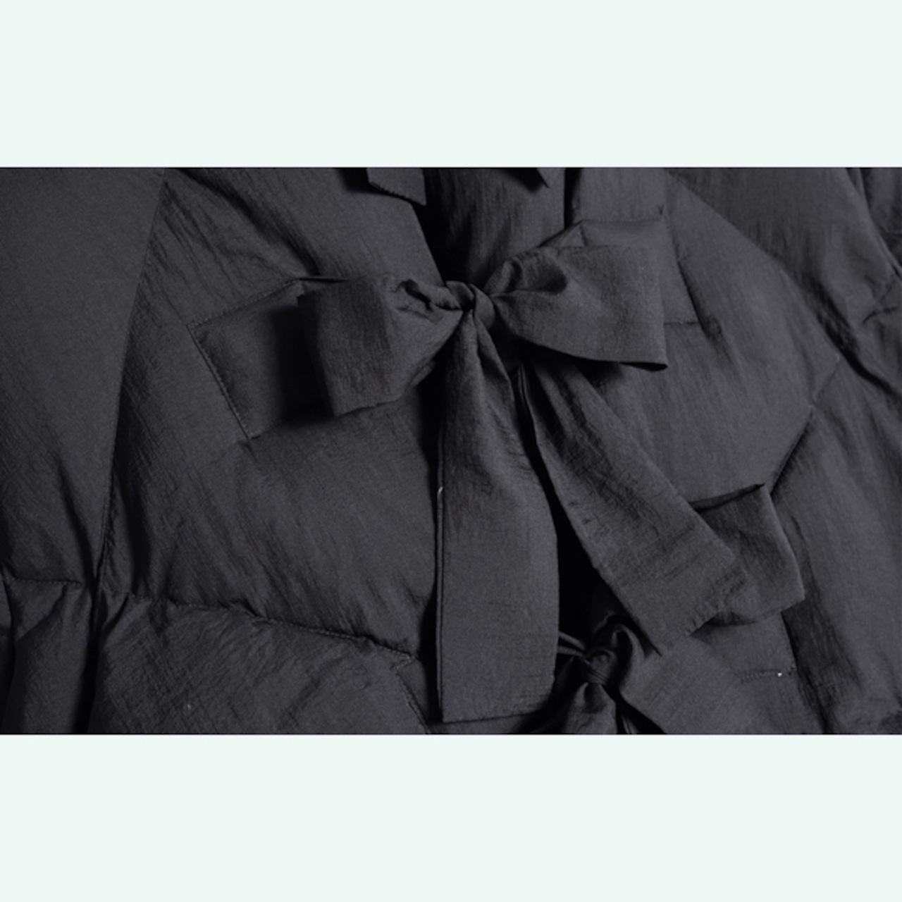 黒リボン並ぶ丸みシルエット・クロップドダウン 《i0812》