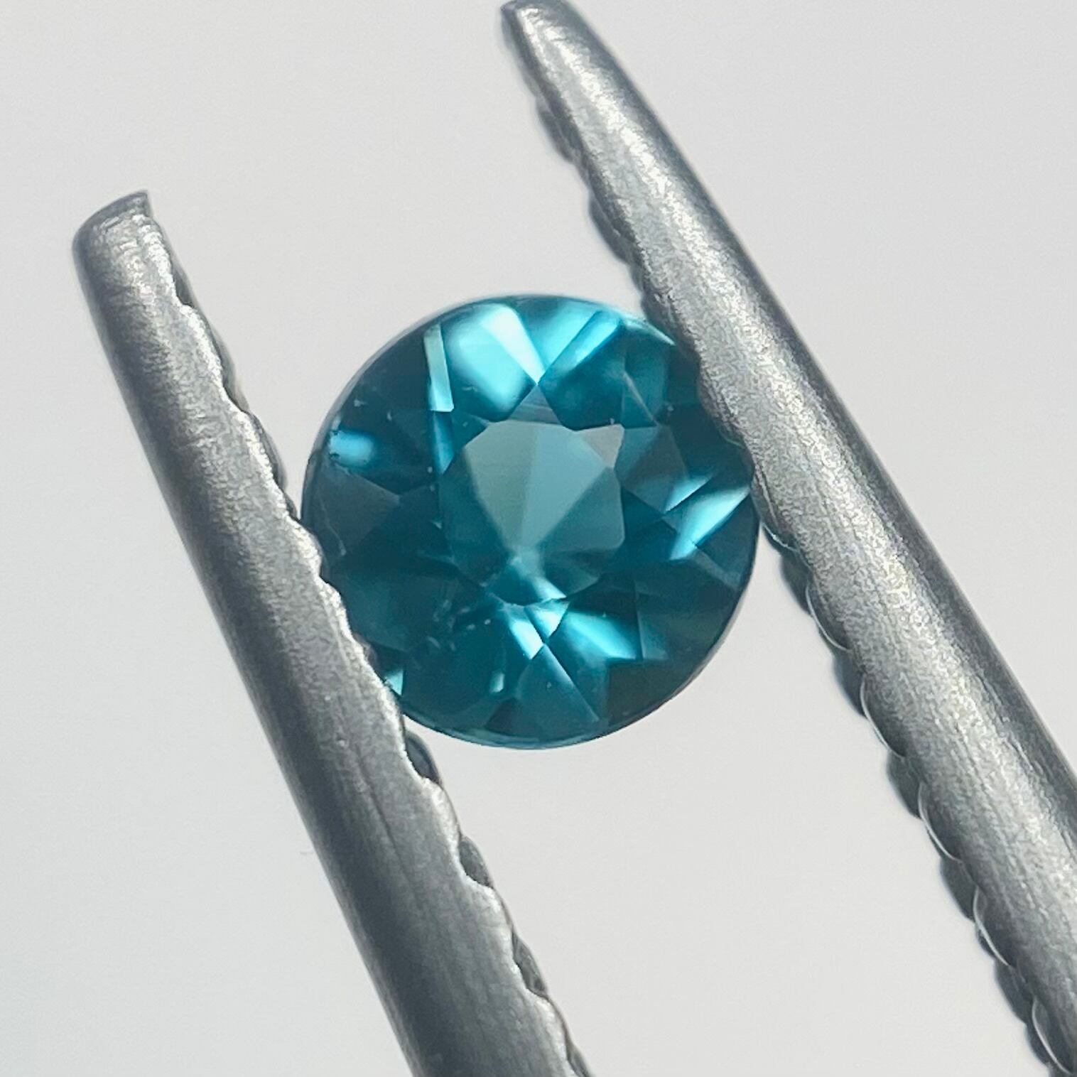 澄んだ紺碧のグランディディエライト