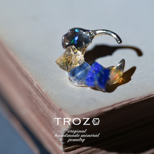 【009 The Starry Night Collection】 Integration Ear Cuff オイルインクォーツ × カイヤナイト × ラピスラズリ × オパール 鉱物原石 イヤーカフ 天然石 アクセサリー (No.3732)