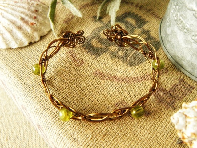 ペリドットのケルティックバングル