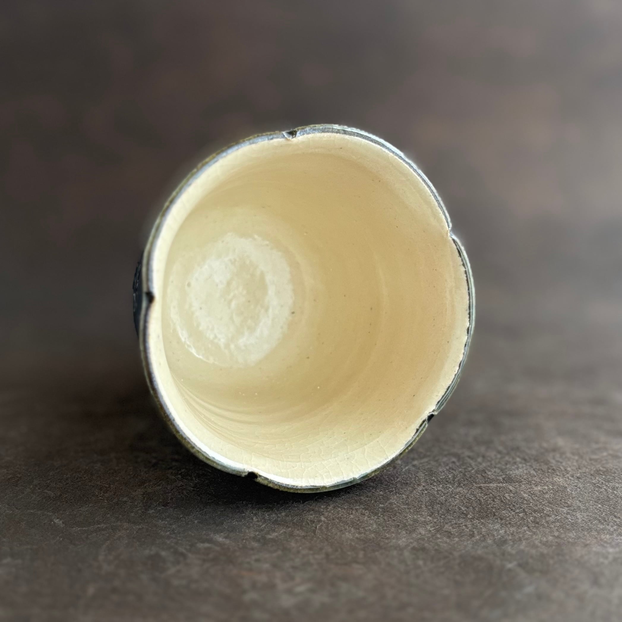 土和のルリエフ　藍釉花形湯呑み