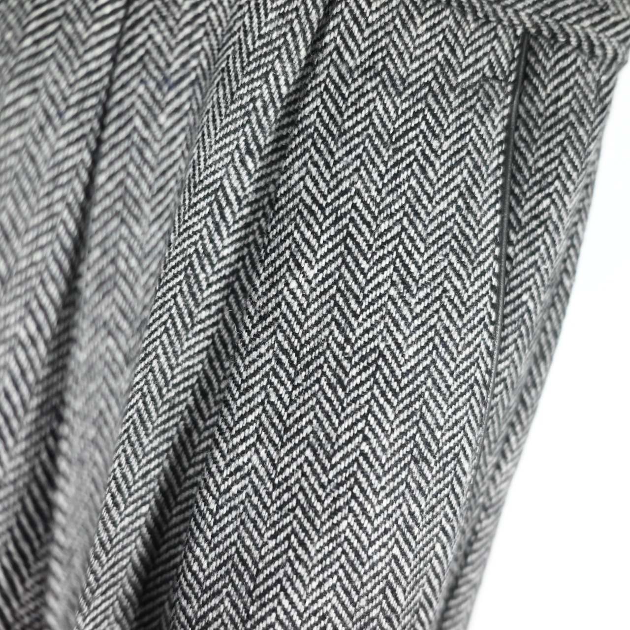 INTERIM / INDIA WOOL CLASSIC HERRINGBONE WITH LEATHER PIPING 2-TUCK STRAIGHT SLACKS