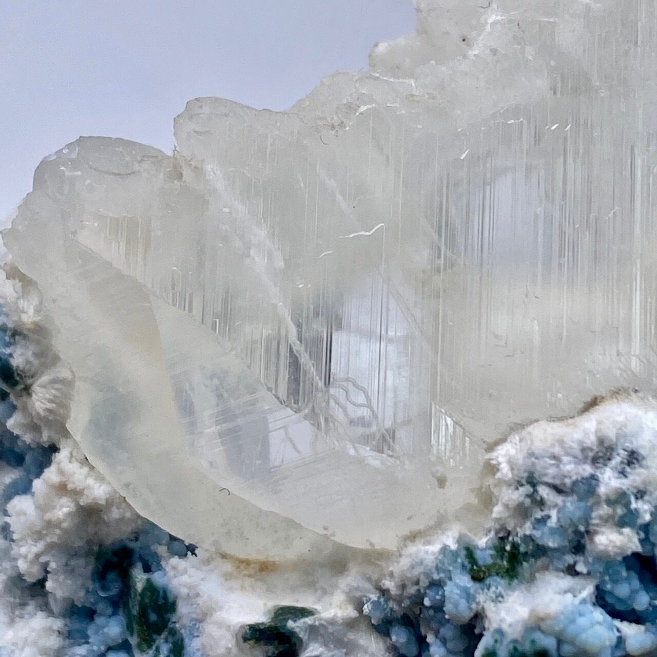カルサイト共生ブルーカルセドニーのクラスター Blue chalcedony