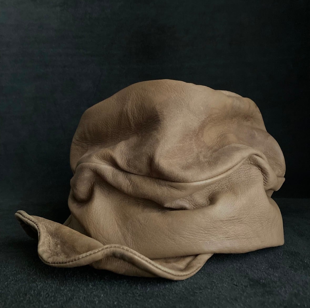TRIANGLES HAT | Irregularly dyed light brown leather turn cap