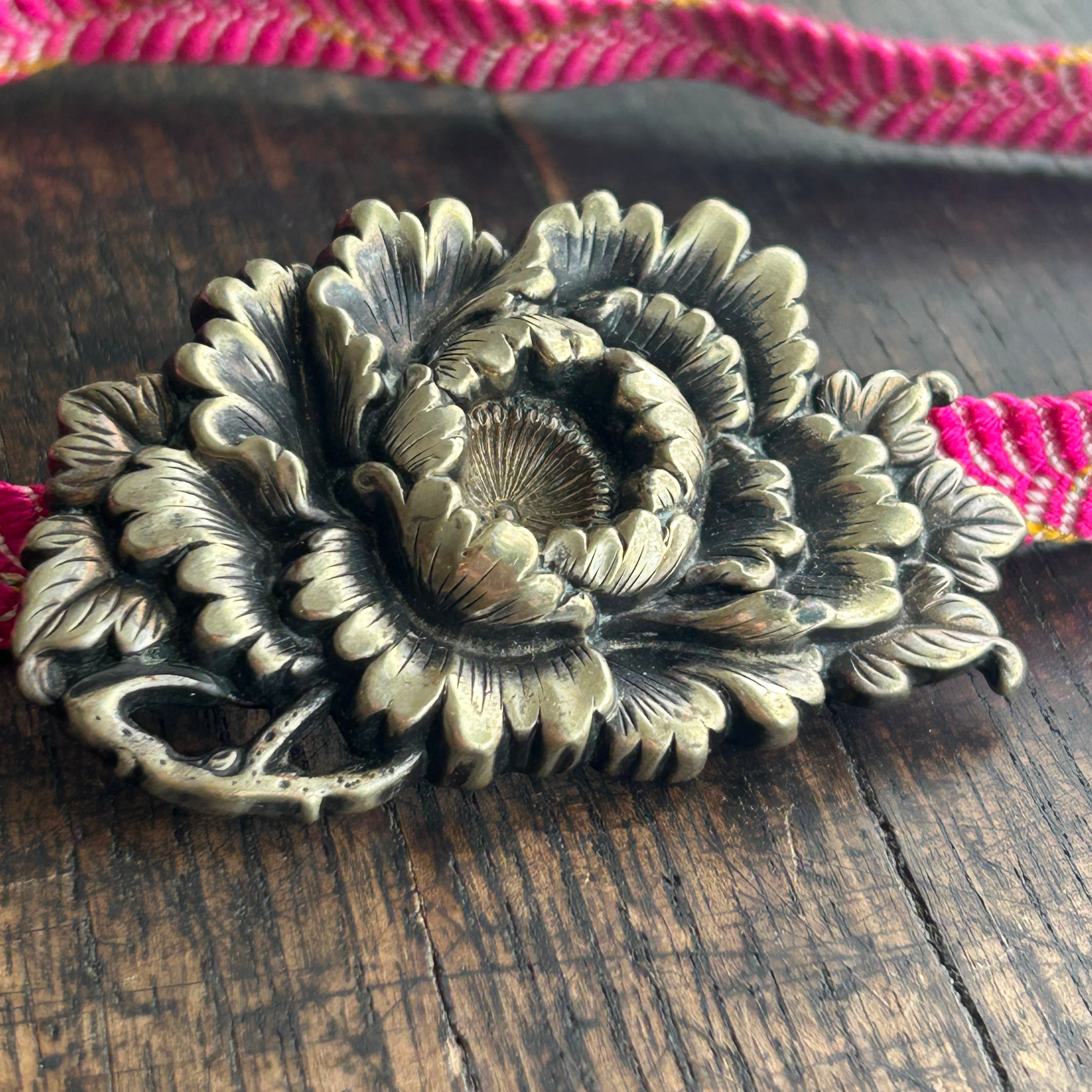 アンティーク　在銘　大きな牡丹の帯留め