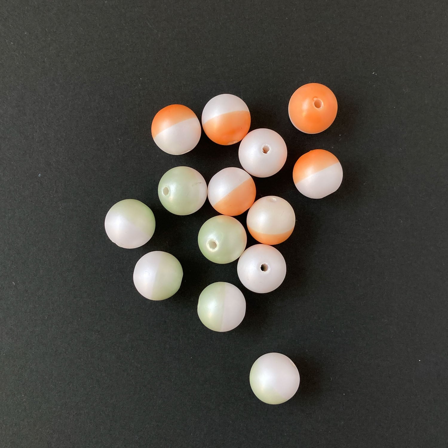 ハーフカラーのパールビーズ