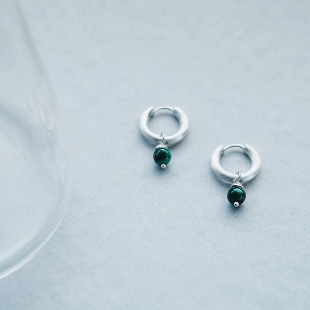 ★送料込【MARIDA】Amulet チャーム付 フープピアス 2色 ♪ 2way マラカイト チャーム付 中折れ式 フープ ピアス シルバー