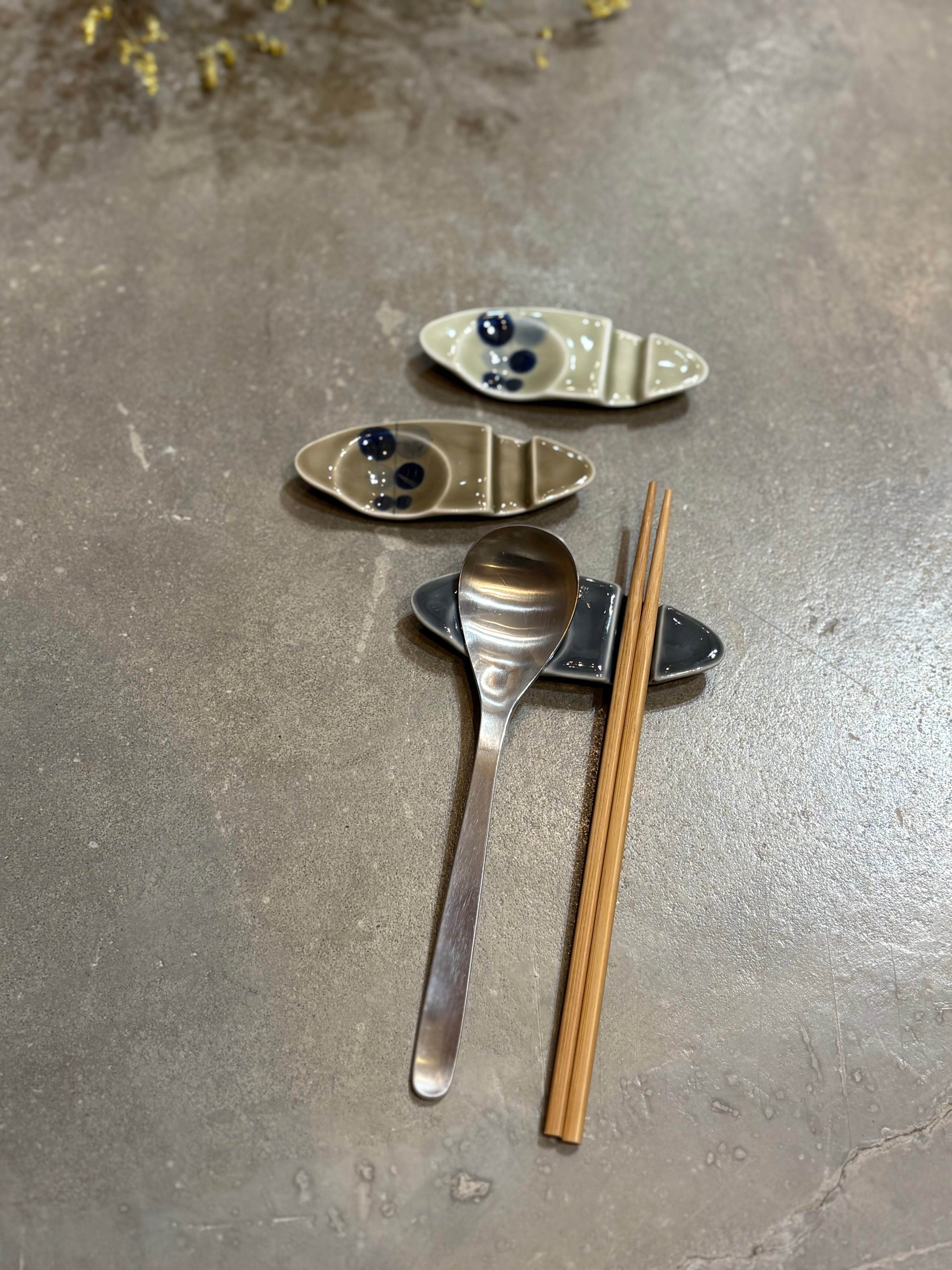 〈WEB陶器市〉スプーンレスト 水玉リーフ