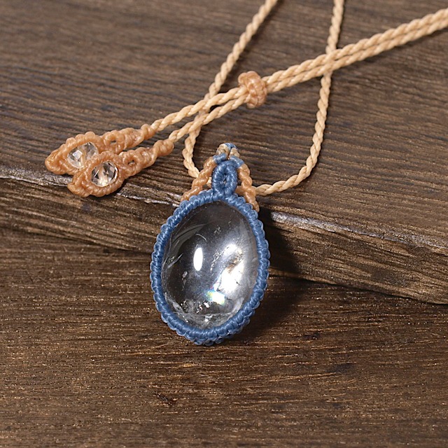 【一点物】小さな虹が見える水晶を包んだマクラメネックレスNo.1