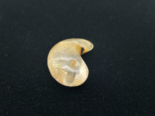 勾玉（ルチルクォーツ）