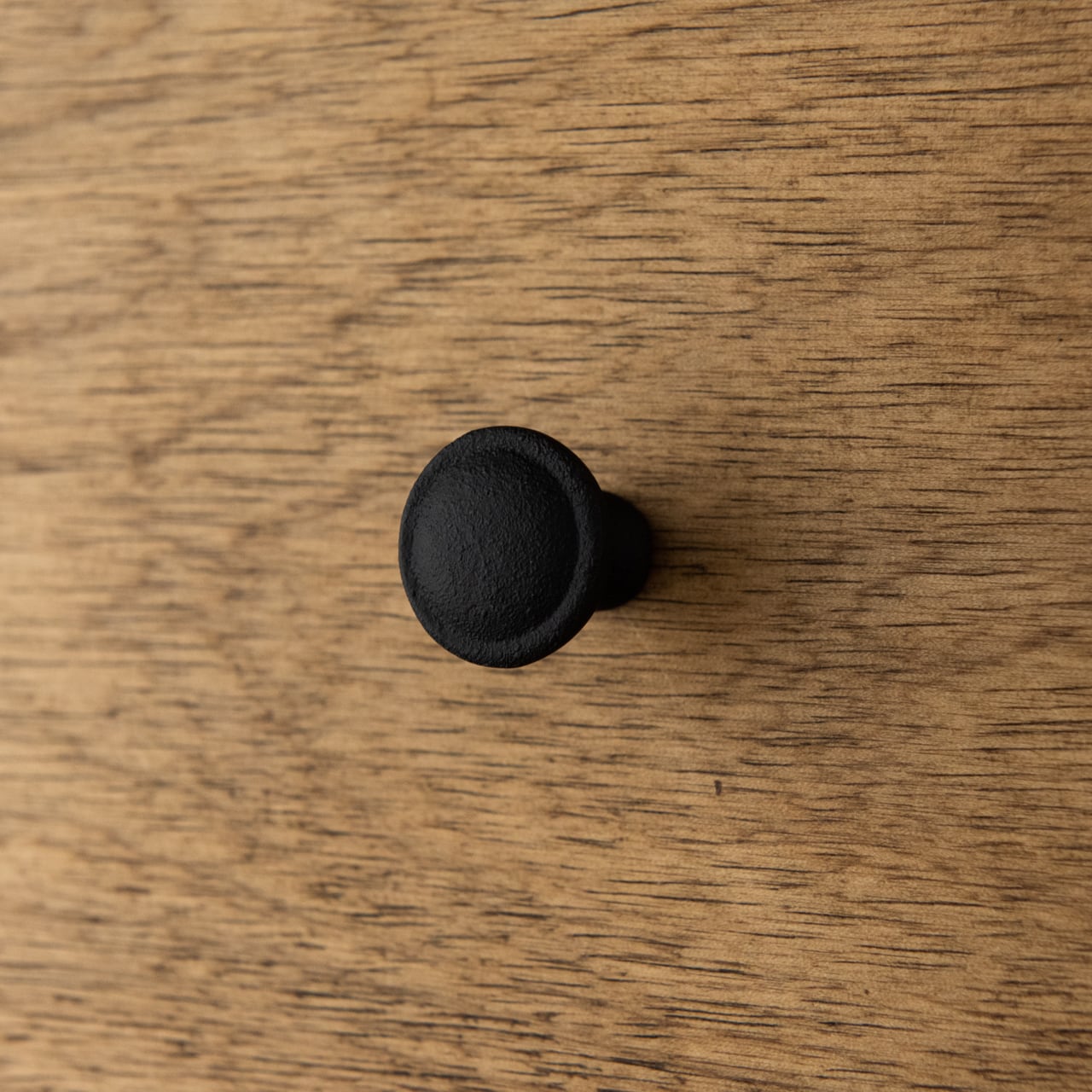 つまみ模様なし 中 黒