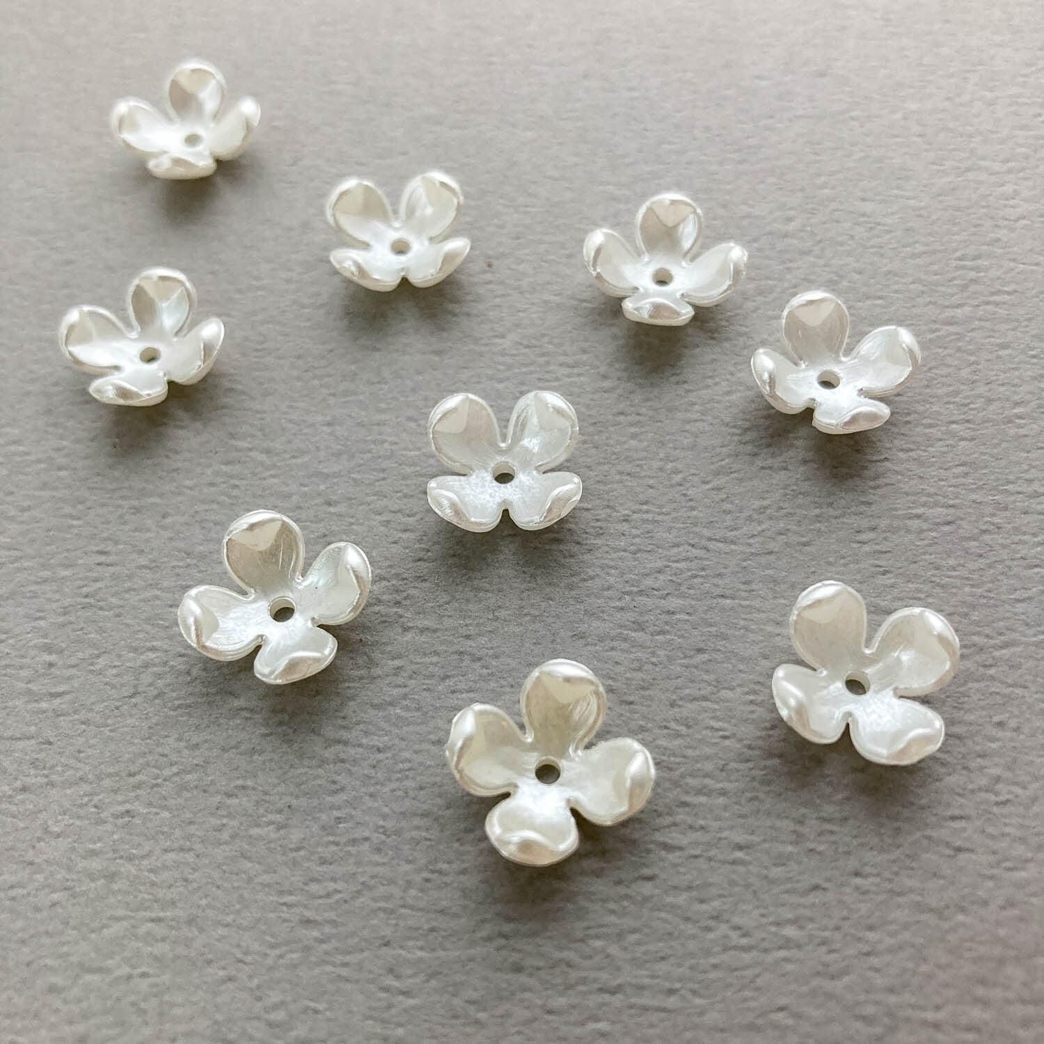 再入荷〉中心穴あきシンプルミニパール4弁花パックS（12mm/10p） | Dua
