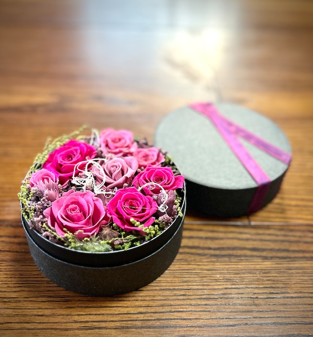 ピンクのバラのフラワーボックス(丸)