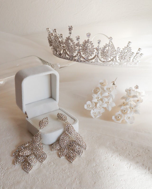 Wholesale：ドレス店様、式場様、ヘアサロン様などへ卸販売をしています