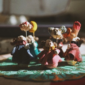 Hand-held doll of a colored bone sheep [skull]