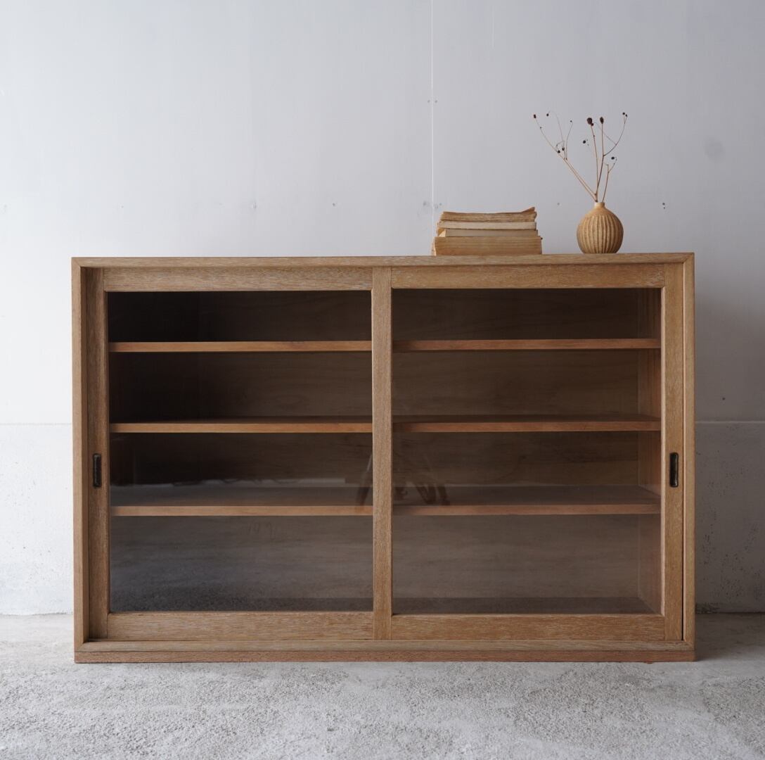 ガラス引き戸のキャビネット