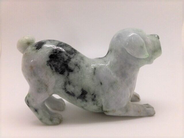 【送料無料】ミャンマー産天然翡翠犬　no.2