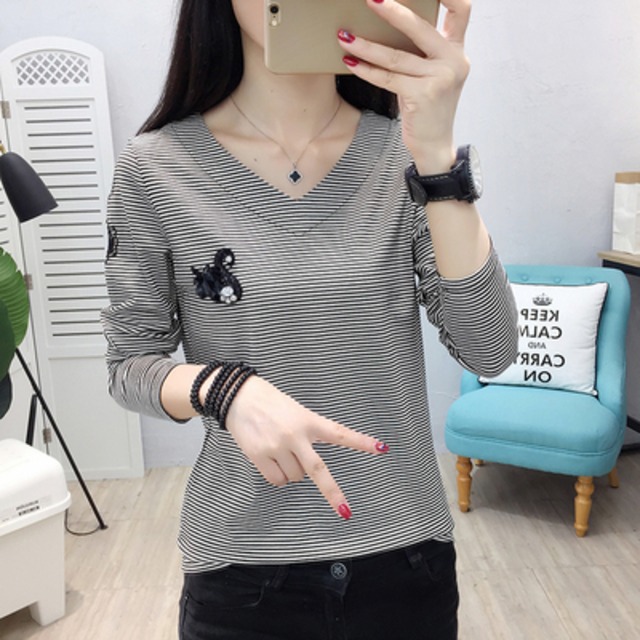 ボーダー柄 ビジュー 装飾 Vネック ロンT トップス 長袖 Tシャツ カットソー プルオーバー ミディアム丈 袖あり 襟なし パール 刺繍 スリム 細身 綿 かわいい 大人可愛い カジュアル 大人 おしゃれ お洒落 大人女子 こなれ感 無地 柄 ボーダー アニマル柄 シマ 蝶柄 春 秋 10代 20代 レディース 通勤 学生 通学 デート お出かけ 女子会 休日 旅行 着回し 普段使い 重ね着 韓国 大きいサイズ M L XL 2XL 色展開 白 ホワイト 黒 ブラック 赤 レッド ピンク