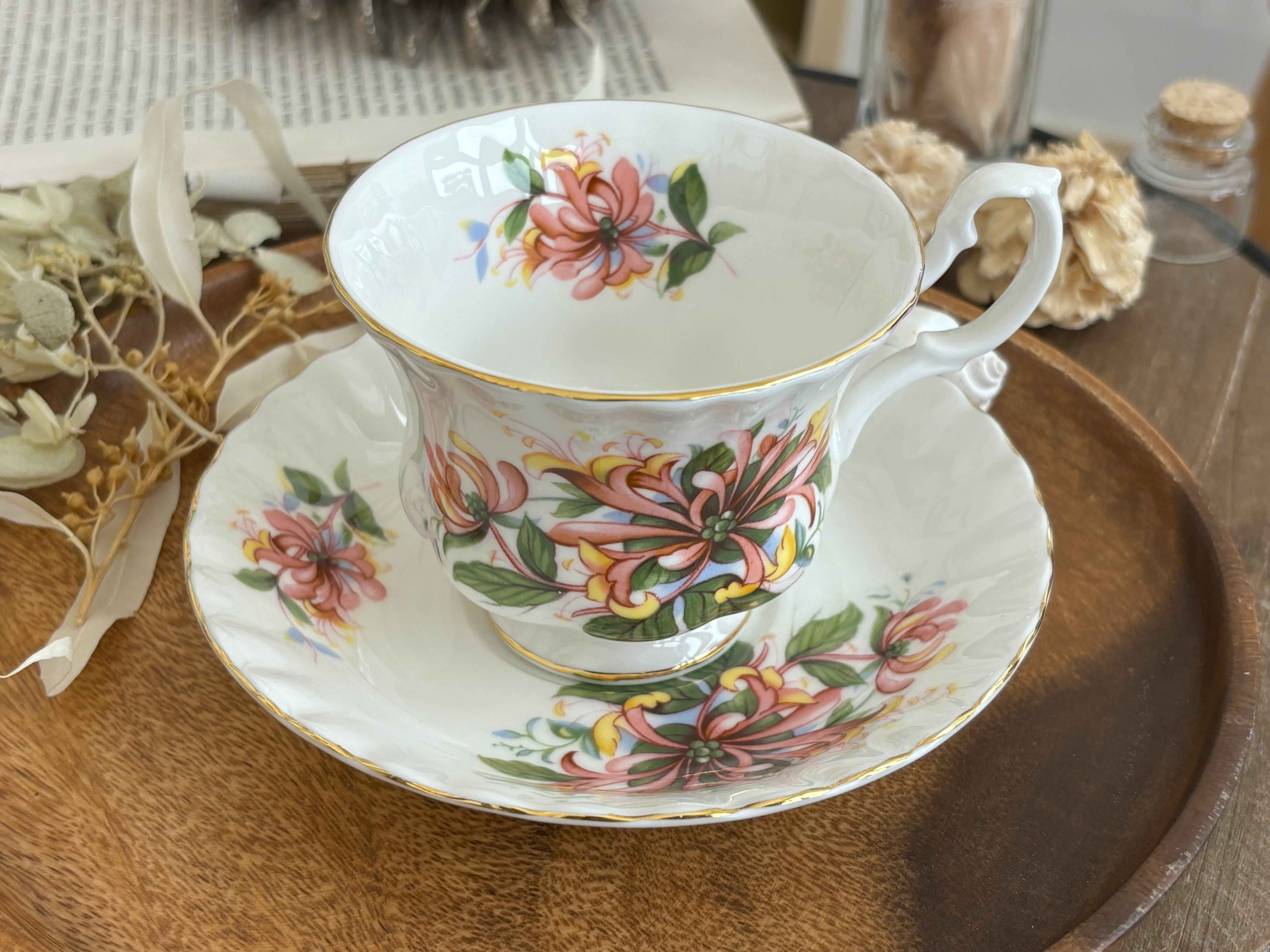 【英国ビンテージ】ロイヤルアルバート★HOLLY★ハンドペイントC/S 英国ビンテージ】ロイヤルアルバート☆HOLLY☆ハンドペイントC/S