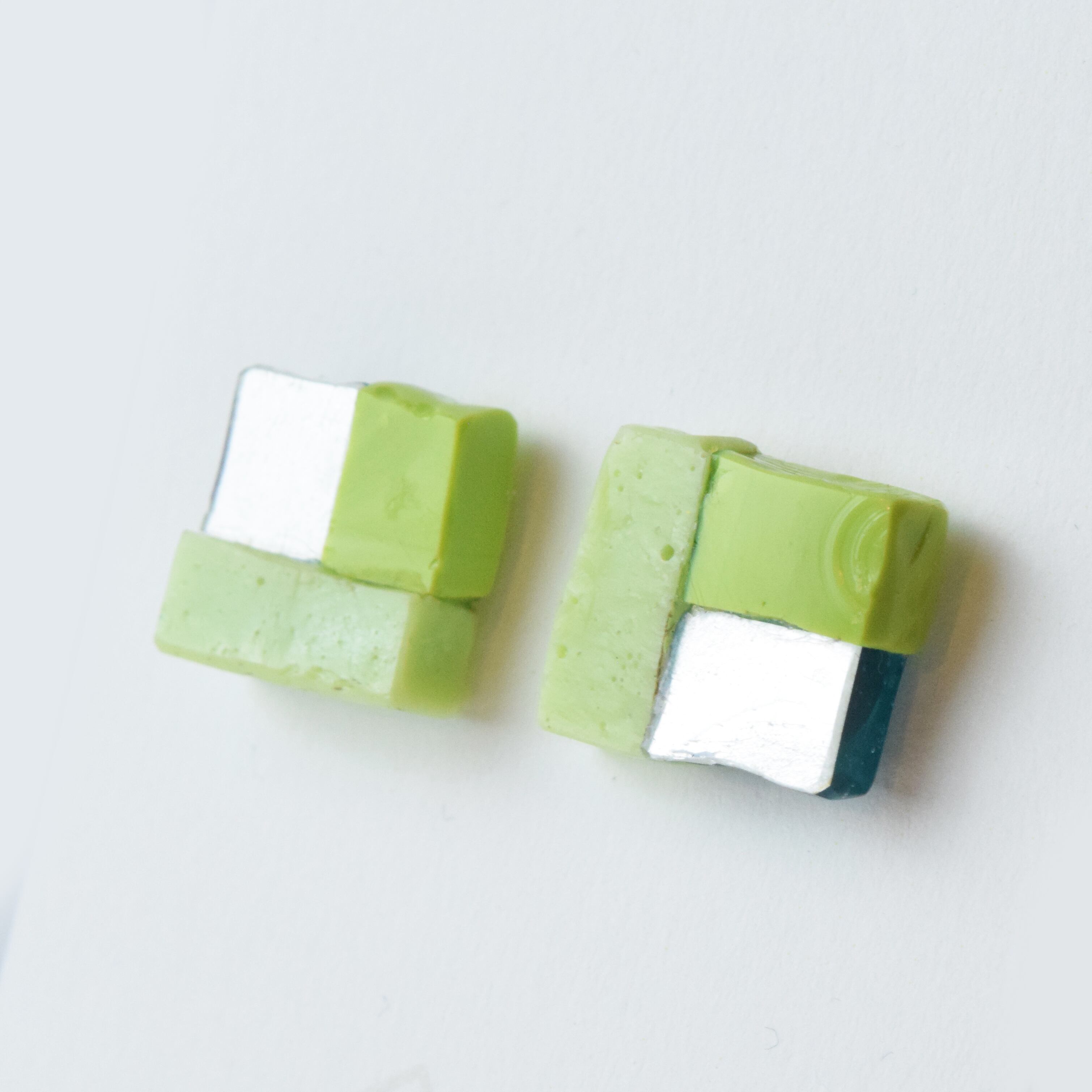 【ベーシック】ポストピアスM　緑×黄緑×シルバー