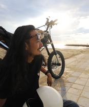 RAISE MIDDLE FINGER - 刺繍Tee (Lサイズ)