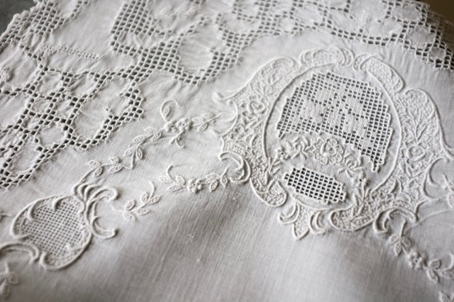 1900s France 43c  白薔薇たちと刺繍クロス
