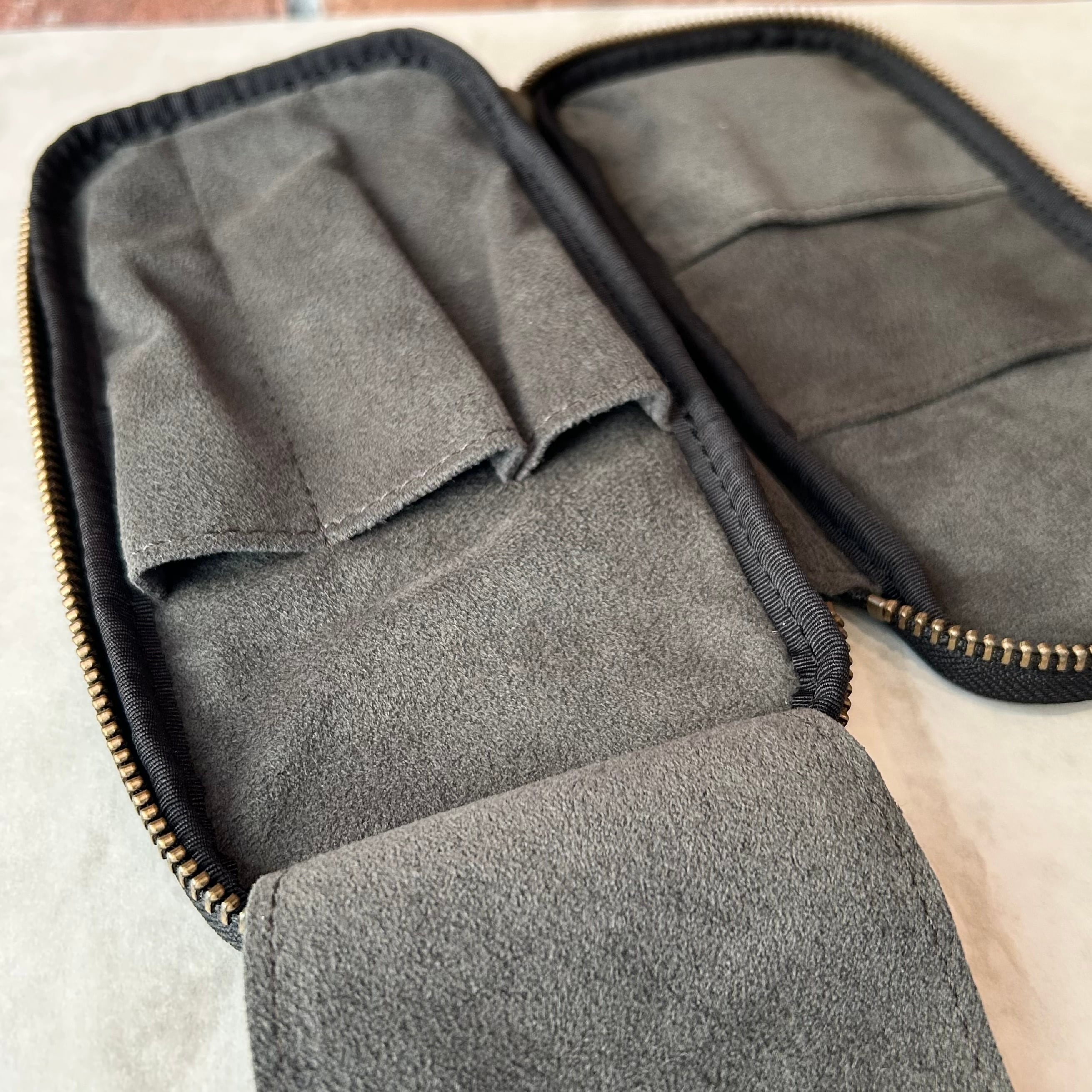 ＆Liebe「文具にこだわる人のジップペンケース（ぺブルヌメ革）」／3本