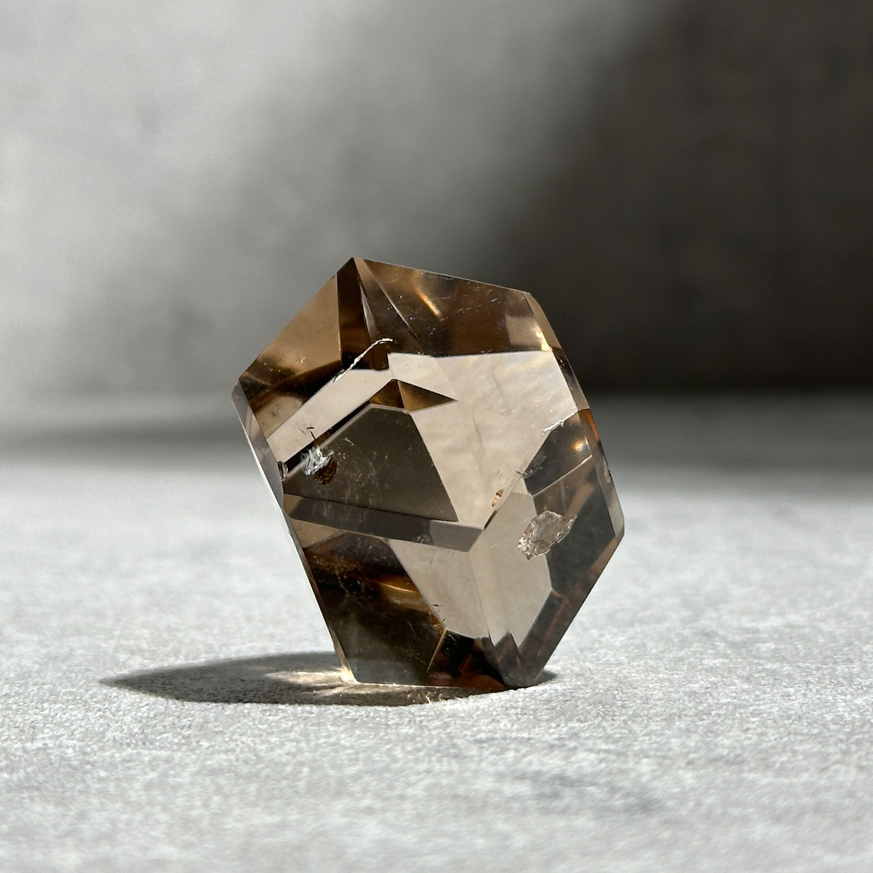 【虹たっぷり】スモーキークォーツ　フリーフォーム 虹たっぷり】スモーキークォーツ フリーフォーム 気付きを得る