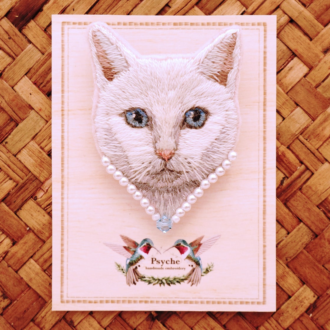 №131 白ねこちゃんとお花刺繍の ほど遠く バックチャーム ハンドメイド  