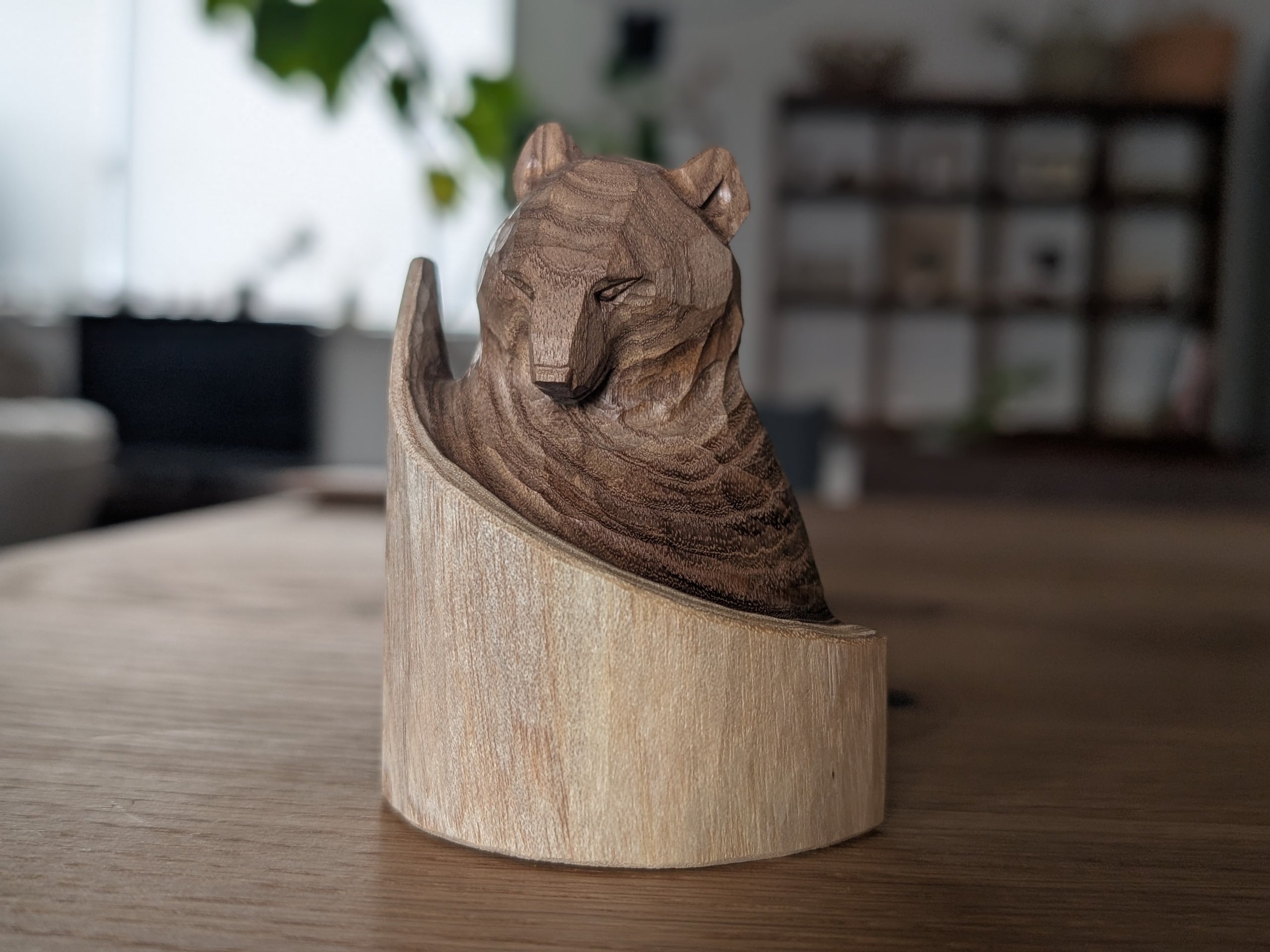 賀上隼敬 台座つきの熊 #15「幹~顔」 | 木彫りの熊