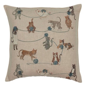 CORAL&TUSK [Playful Cats Pillow] 毛糸玉で遊ぶネコ 刺繍クッションカバー50x50cm(コーラル・アンド・タスク)
