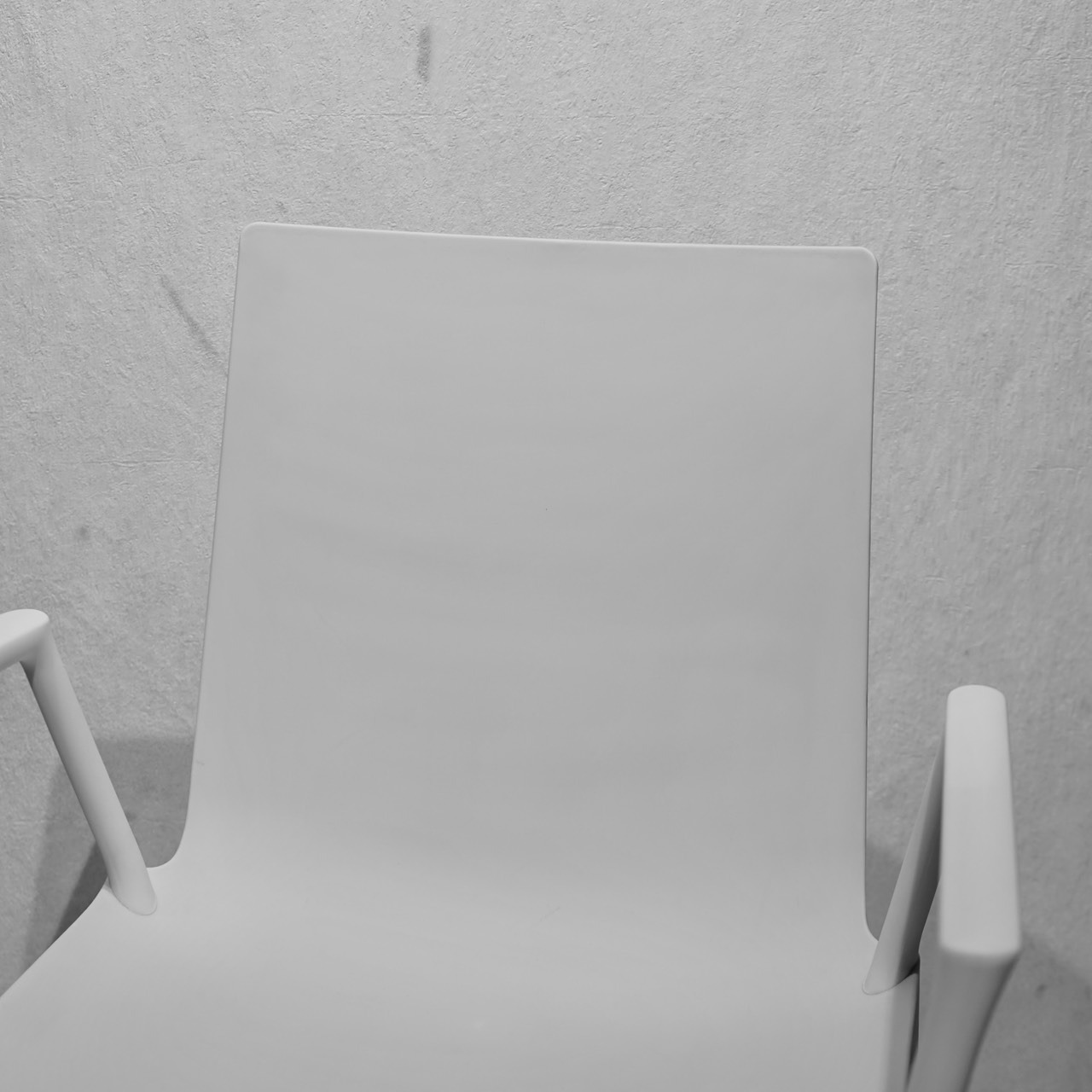 wiesner hager ウィスナーハーガー macao Chair with arms マカオチェア ダイニングチェア アームチェア 椅子 樹脂座面 ホワイト モダン ミニマル