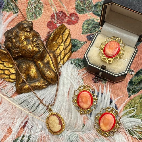 Pink & red cameo oval ring