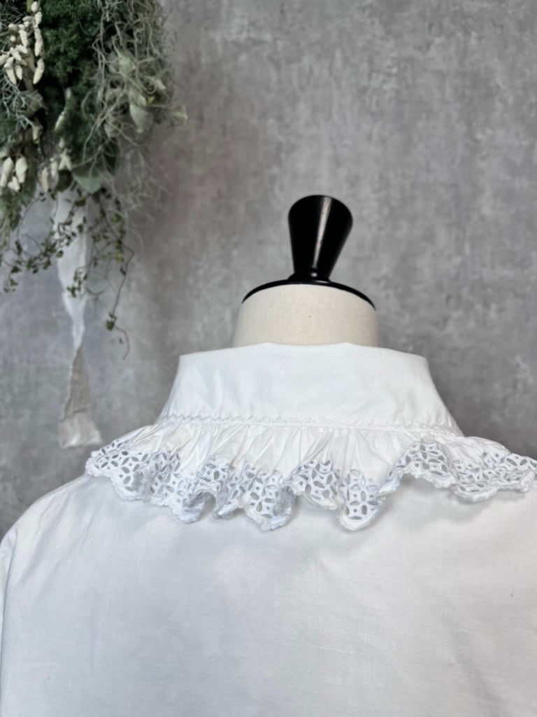 1900年代初頭 フランス フリルの刺繍がうっすら水色の珍しい