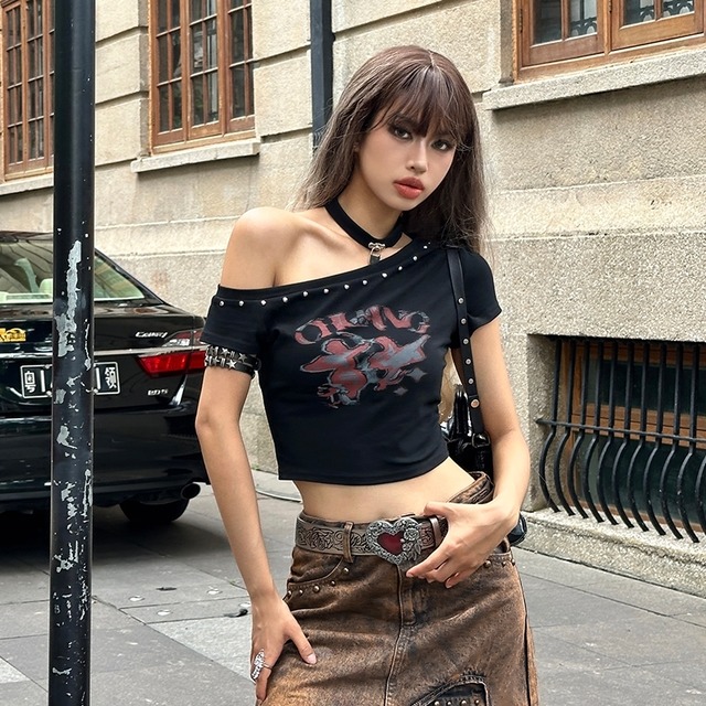 トップス Tシャツ カットソー 袖あり 半袖 細身 チョーカー付き タイト アシンメトリー スタッズ ワンショルダー ショート丈 切り替え 夢かわいい プリント 伸縮性 きれいめ シンプル カジュアル クラシカル 大人 おしゃれ お洒落 大人可愛い 大人女子 こなれ感  無地 春 夏 10代 20代 30代 40代 レディース 女性用 オフィス OL 通勤 学生 通学 デート お出かけ お泊まり 休日 アウトドア 旅行 着回し 普段使い ブラック S M L