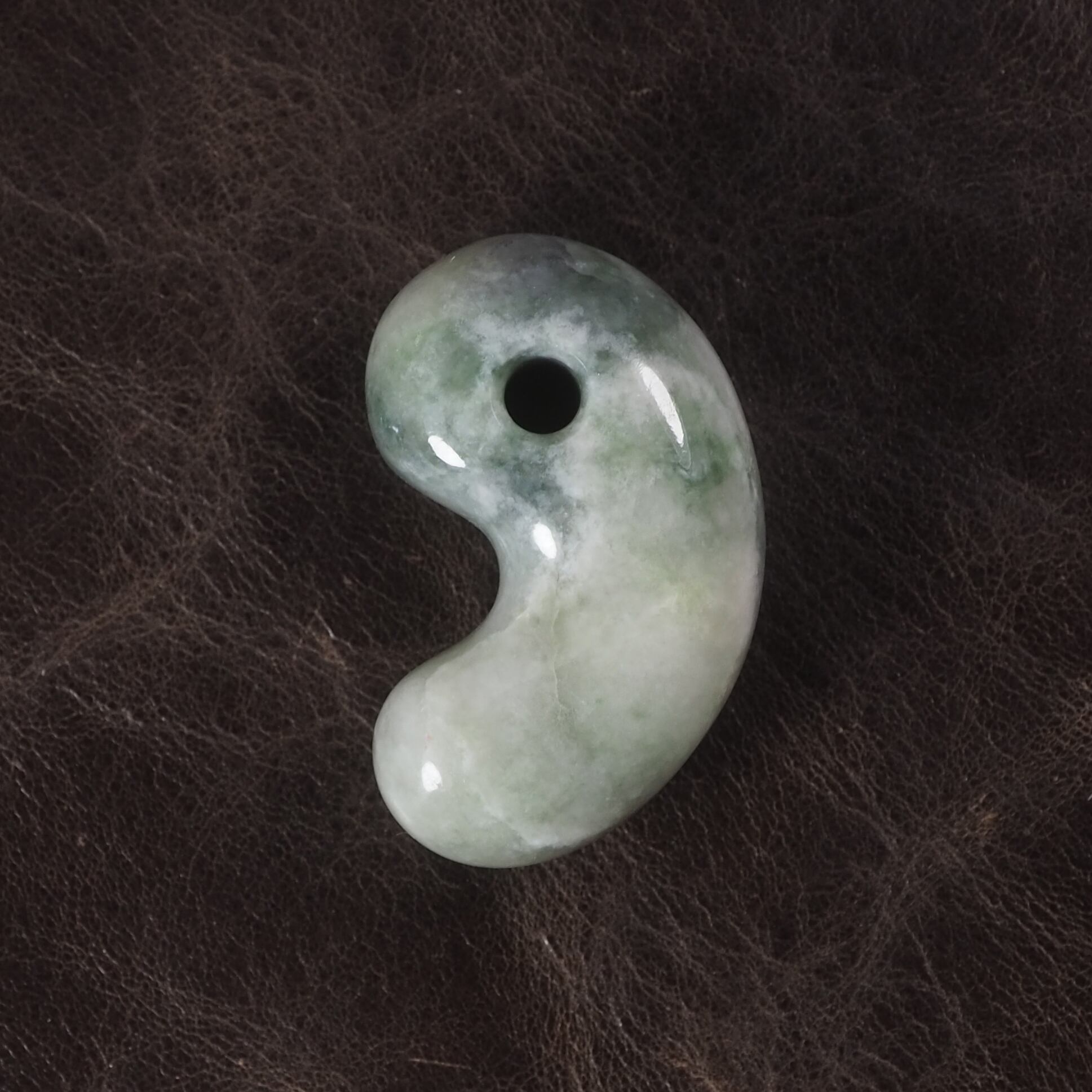 糸魚川翡翠 圧砕 まがたま 勾玉 13.3g Itoigawa crushed Jadeite