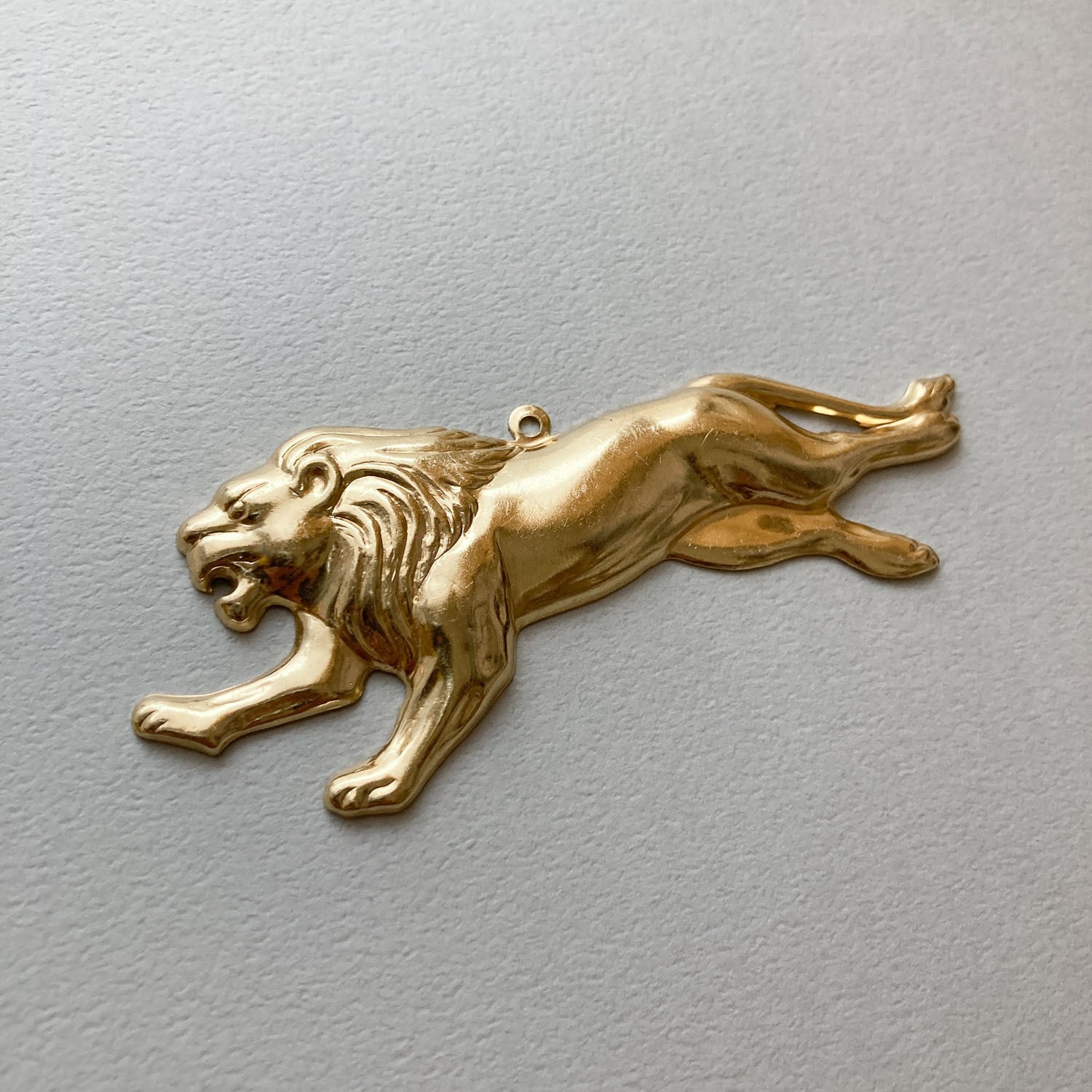 再入荷〉USA真鍮 ライオンの横向き大ぶりチャーム | Dua-アクセサリー