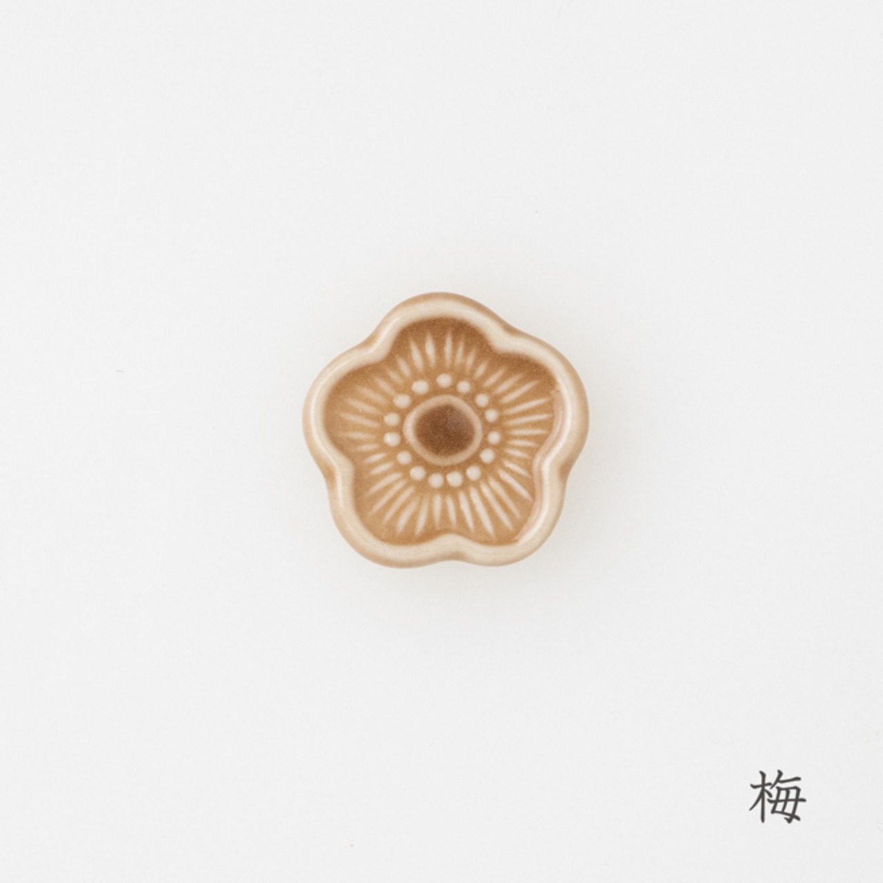 ひらたい　ブローチ