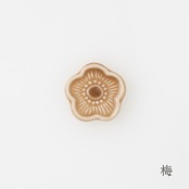 ひらたい　ブローチ