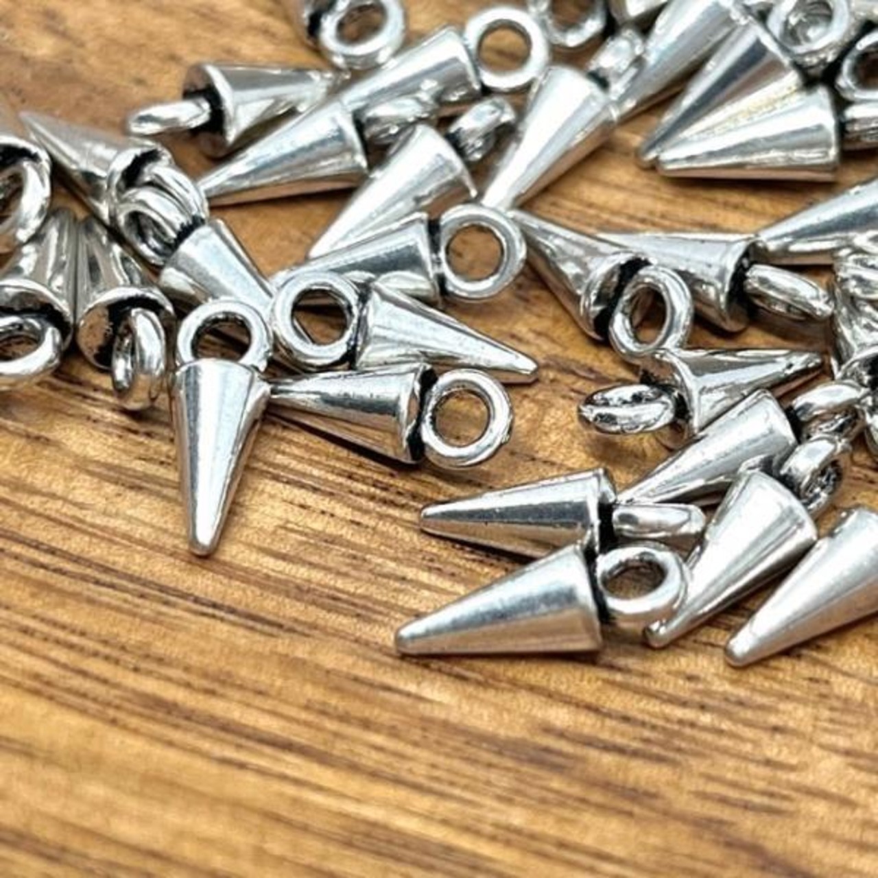 【4個】ミニミニコーンチャーム/アクセサリーパーツ/スパイク