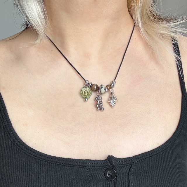 MOKAレトロな巻貝&小花ビーズネックレス