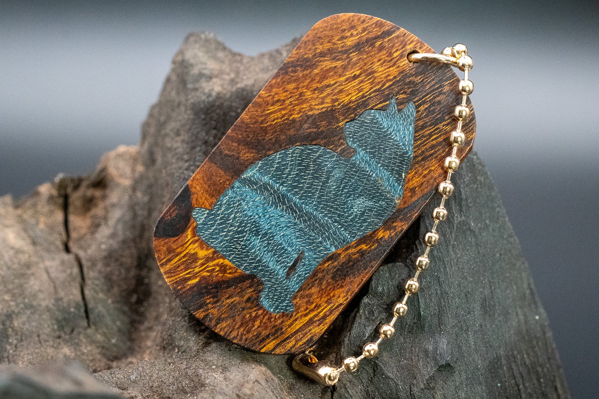 ※【砂漠の宝石】デザートアイアンウッド ドッグタグ 象嵌 優雅に座る猫