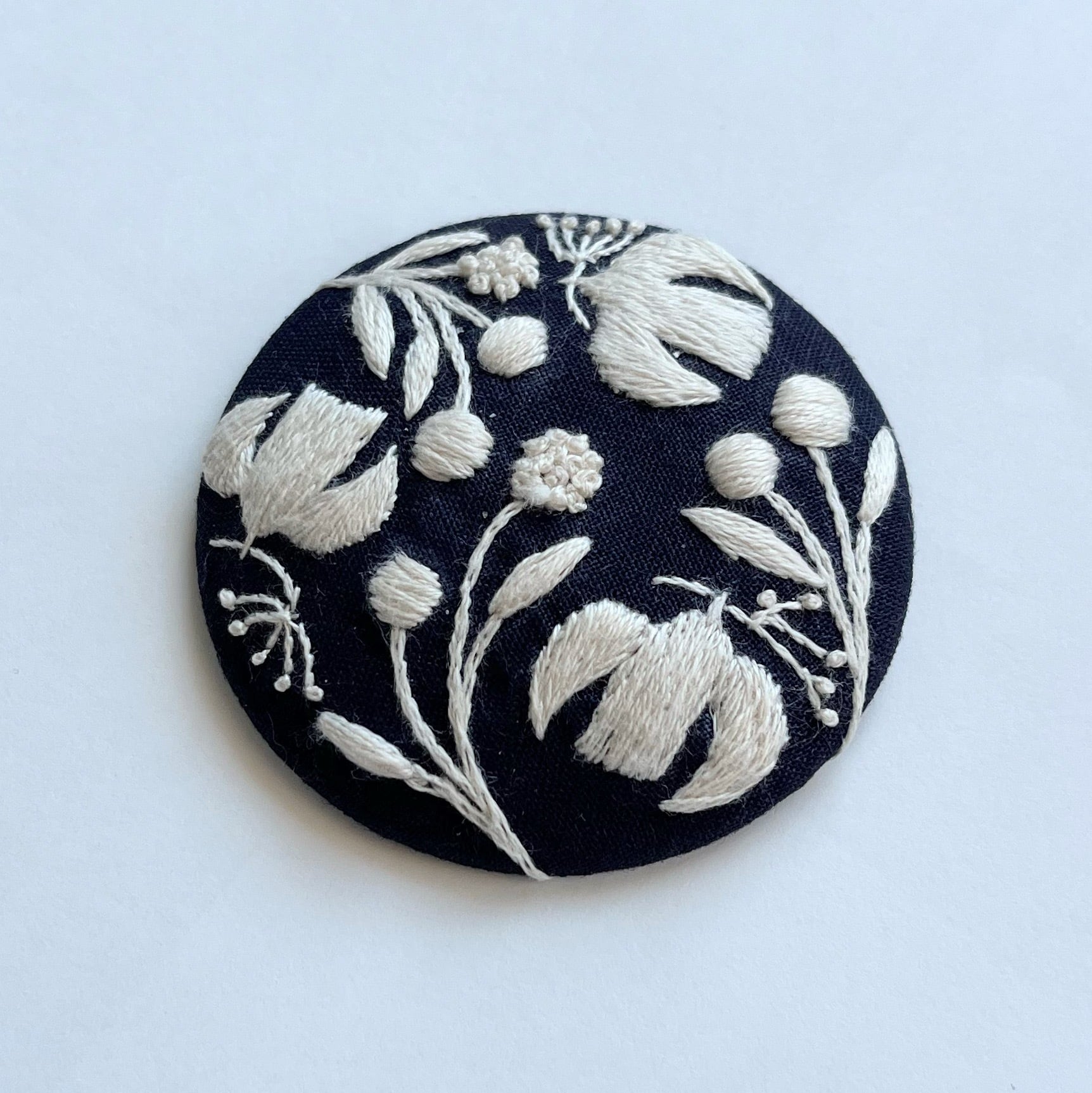 月と木のブローチ　オーバル　刺繍ブローチ 北欧風ことりと草花の刺繍ブローチ【hokuo】#208 | j.couture