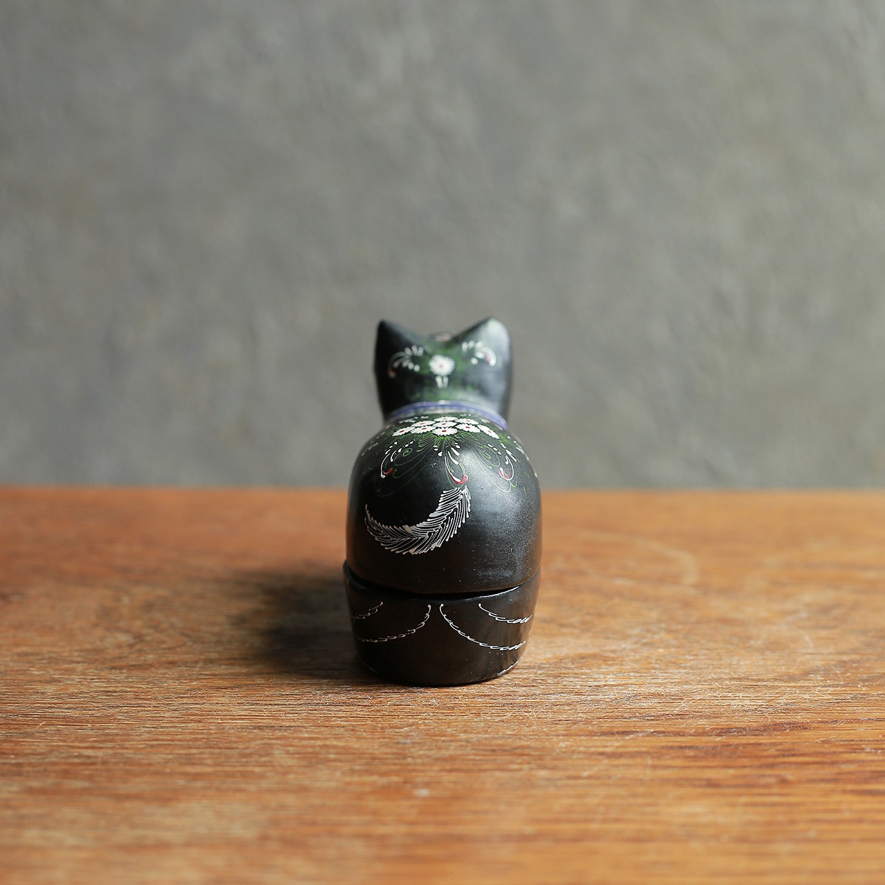 花模様をまとった、ネコのペーパーマッシュ