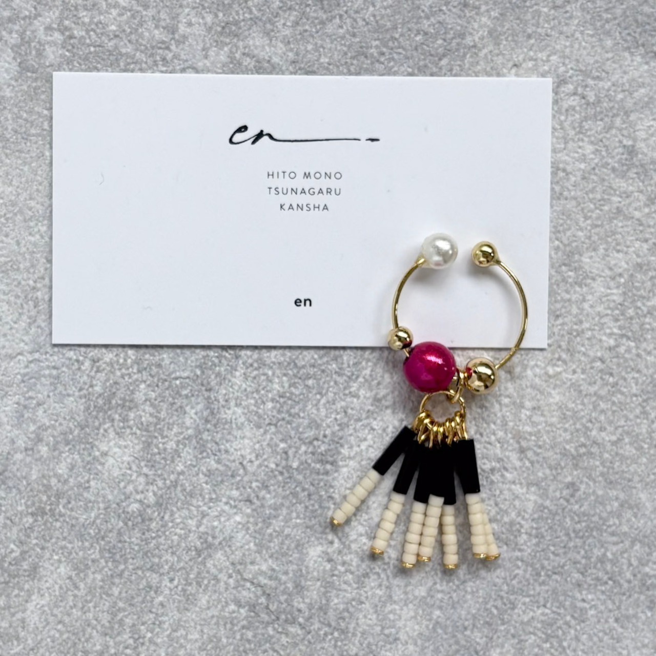 フランスヴィンテージビーズ フリンジイヤーカフ｜ビビッドピンク（片耳）