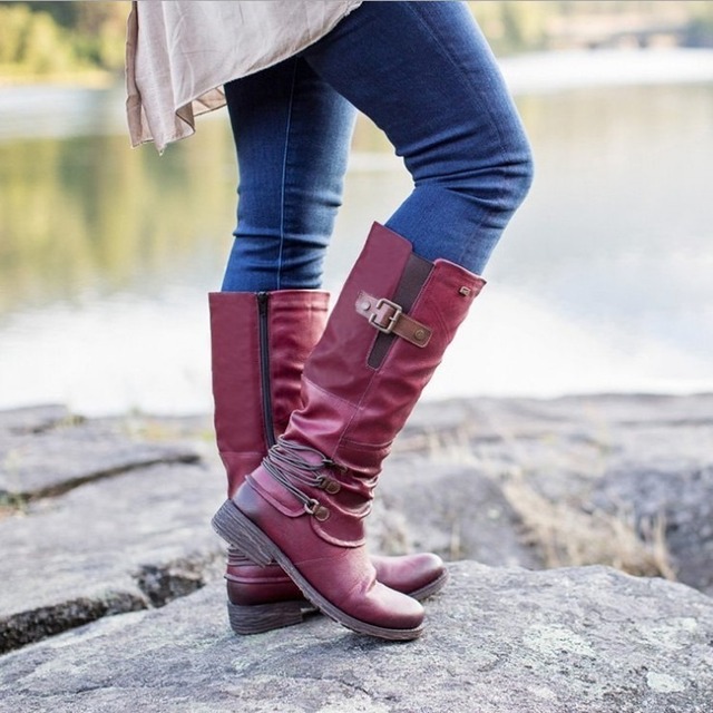 レディース ブーツ ロングブーツ ミドルブーツ 1cm ローヒール ラウンドトゥ 幅広 甲高 ベルト 美脚 脚長 ファスナー PU かわいい 大人可愛い きれいめ シンプル カジュアル 上品 おしゃれ かっこいい レトロ マニッシュ 主役級 秋 冬 無地 お出かけ 休日 ショッピング デイリー 普段使い 韓国 高見え 格上げ 22.5cm 23.0cm 23.5cm 24.0cm 24.5cm 25.0cm 25.5cm 26.0cm カラバリ 黒 赤 茶色 灰色 ブラック レッド ブラウン グレー